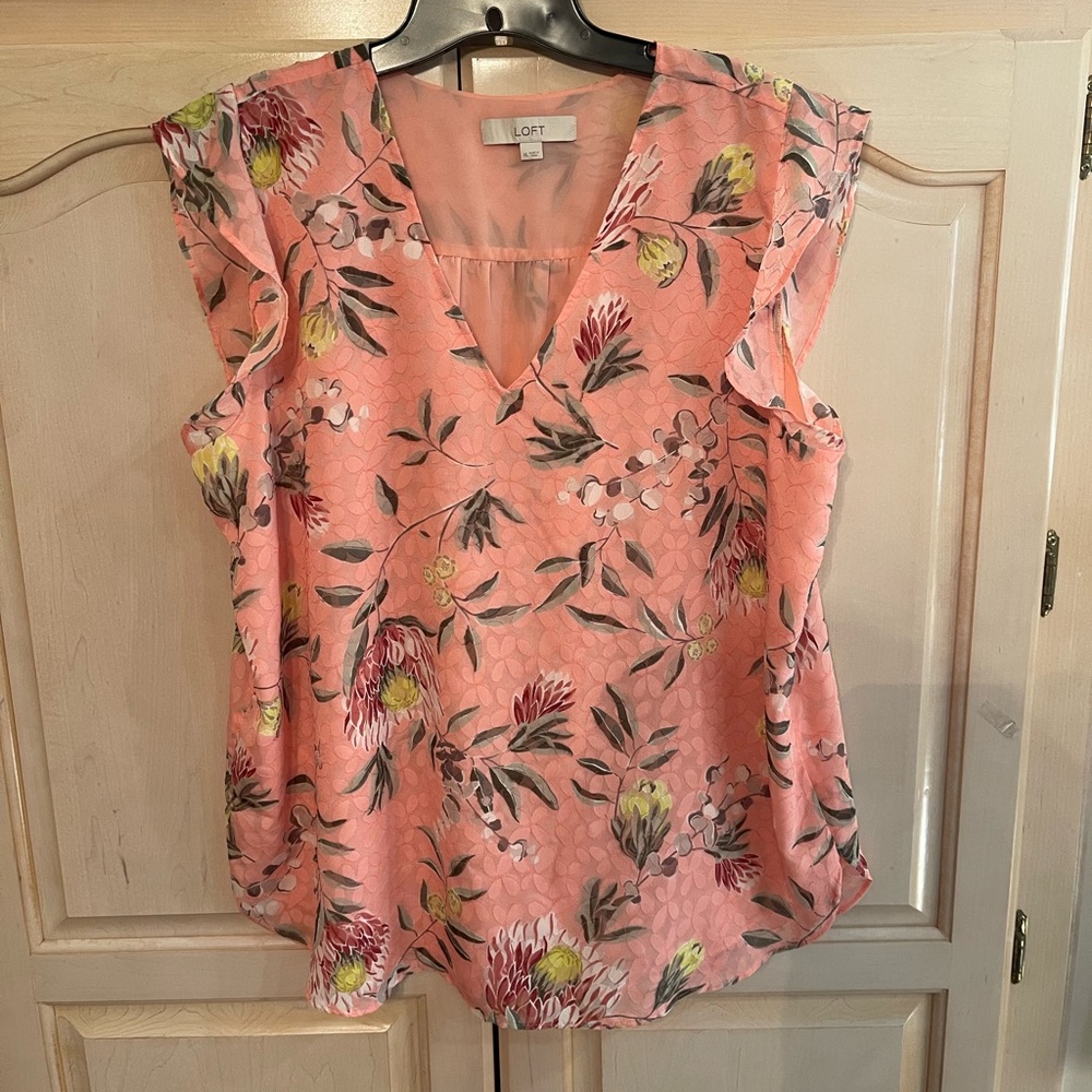 Precious top from the Loft in size XL. 100% polyester so wrinkles are rare.